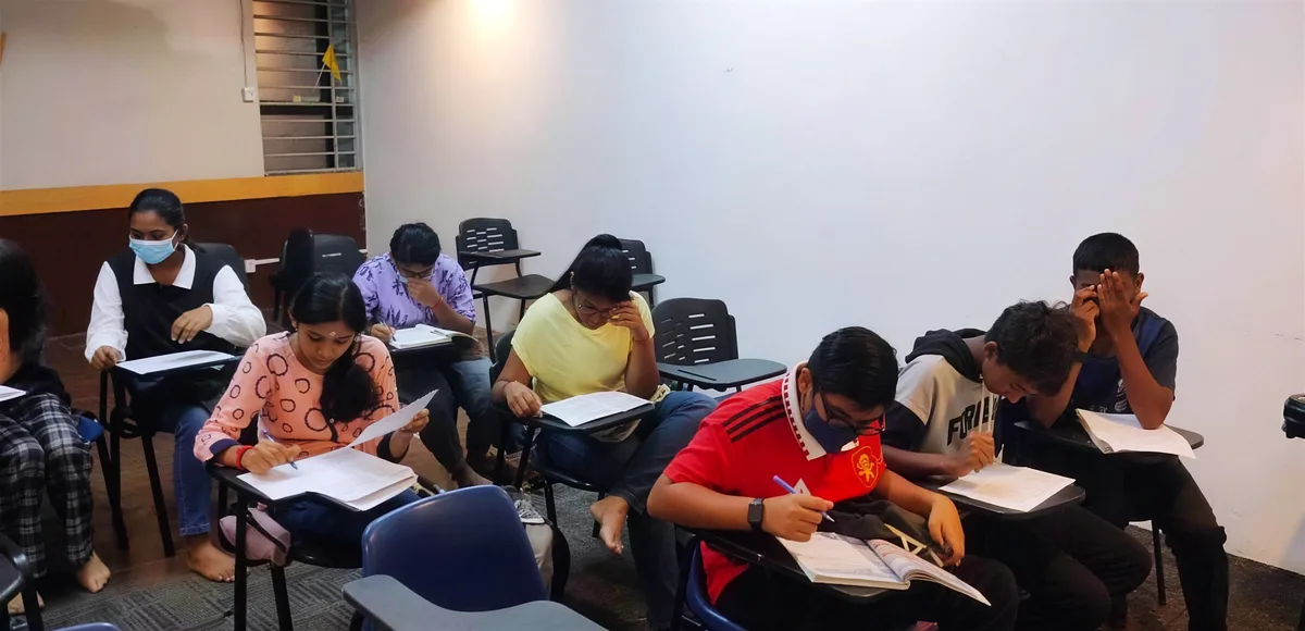 Pelajar menengah menjawab kertas latihan