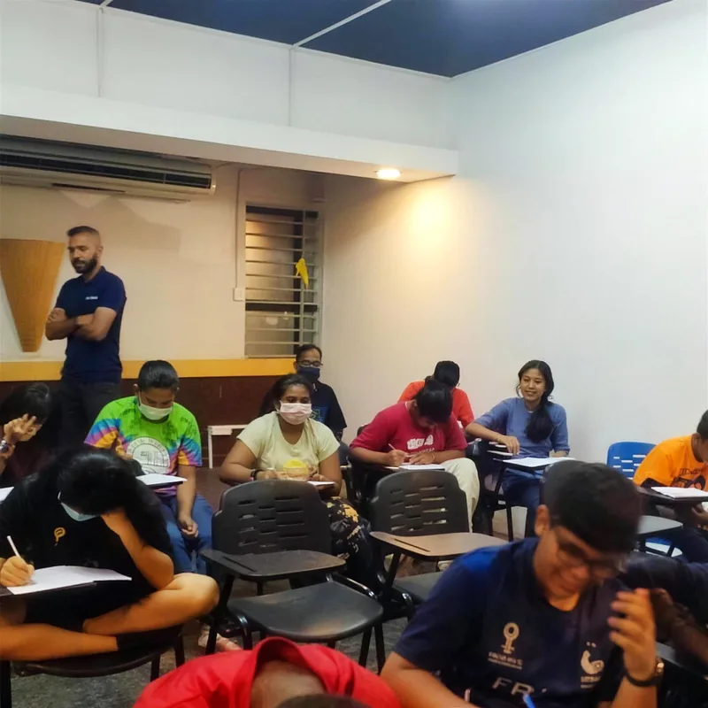 Guru mengajar kelas pelajar menengah