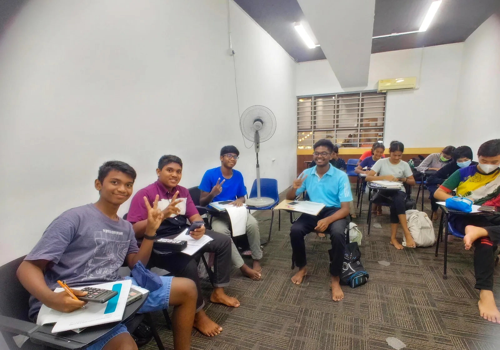 Pelajar PTAB tersenyum di dalam kelas